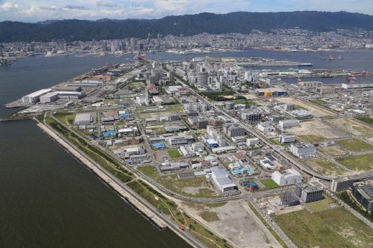 고베 바이오메디컬 이노베이션 클러스터(KBIC) 전경. 클러스터에는 도보 10~15분 거리에 대학과 연구소, 기업, 병원 등이 밀집해 있어서 기초연구와 중개연구, 상용화에 긴밀하게 협업한다.